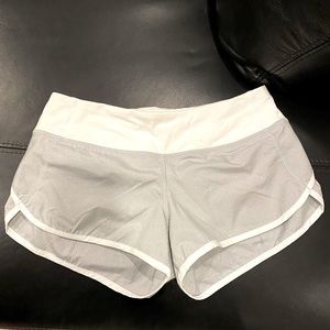 LULULEMON Speed Up Short - Size 4 (Rare colour!)